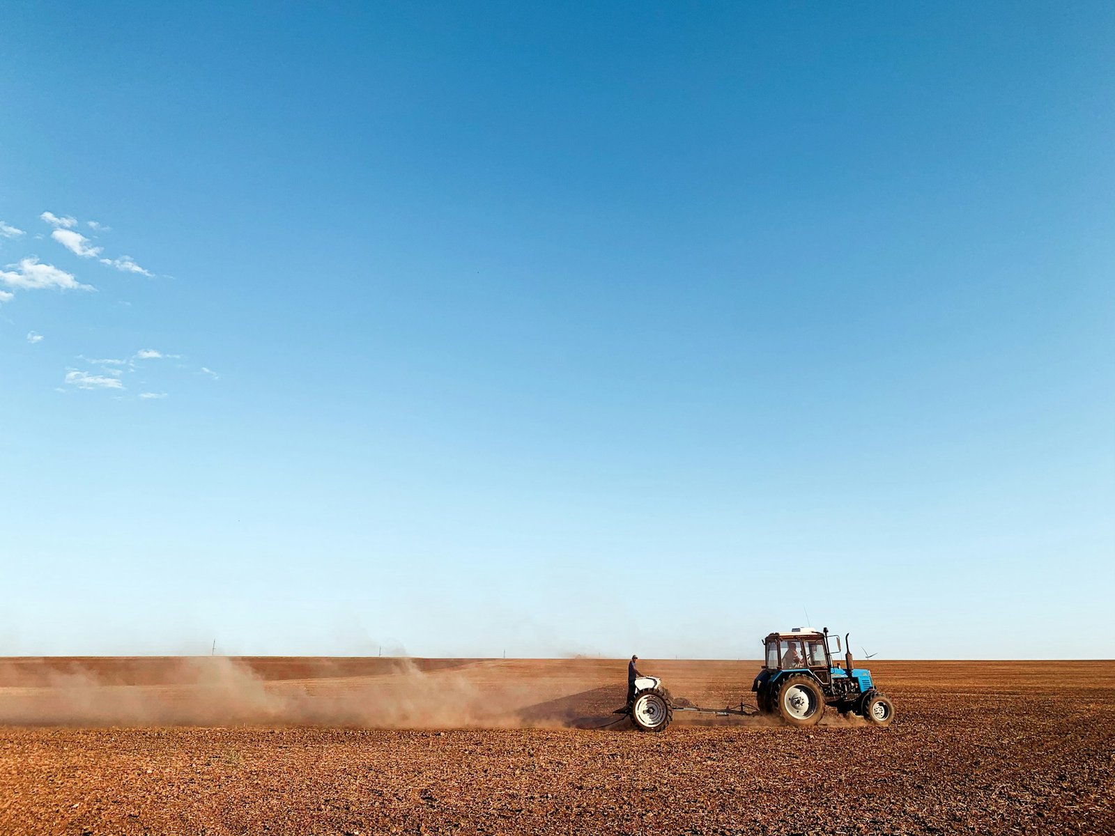 Trator em campo agrícola