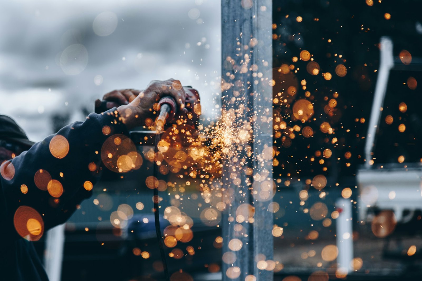 Serviço de solda industrial com faíscas